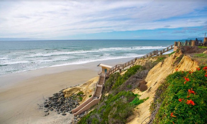 Solana Beach Condo | 2 Bedroom Beach Condo with direct beach access.