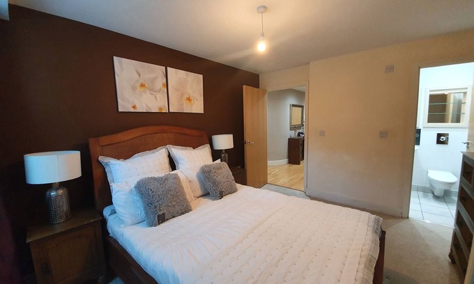 Isle of Dogs Apartment | 2 bedroom luxury waterfront apartment in Canary Wharf, London E14