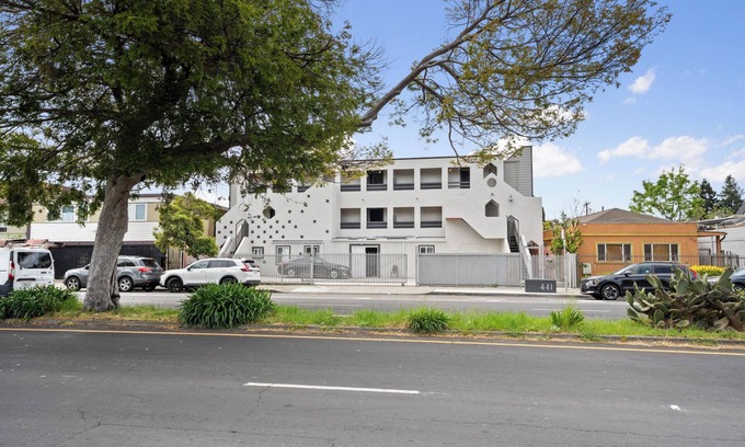 Mosswood Apartment | 2 Bedroom Unit near Park and Bart