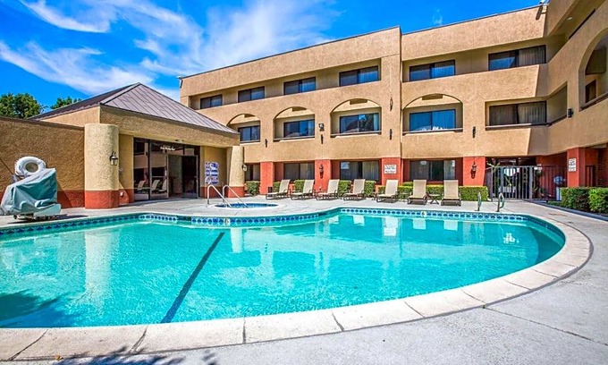 Ontario Hotel | 2-Star Hotel ∙ Baymont by Wyndham Ontario
