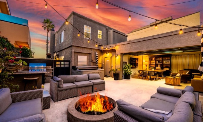 Hollywood House | 20% Off Oct 16-18! Steps To Sand, Private Hot Tub