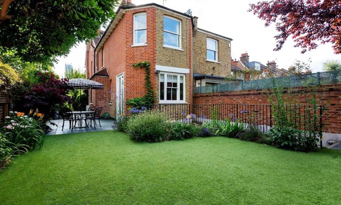 St. Helen's House | 204 m² House ∙ 5 bedrooms ∙ 8 guests
