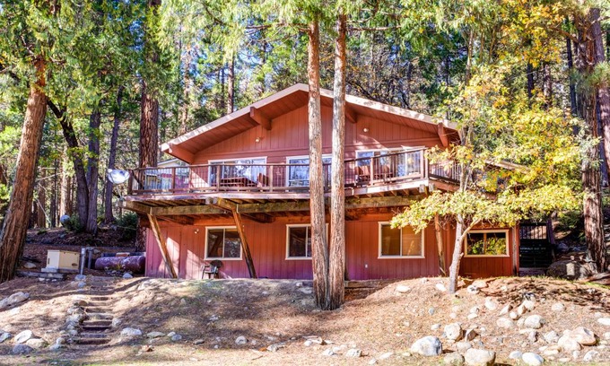 North Wawona Cabin | 209 m² Cabin ∙ 5 bedrooms ∙ 12 guests