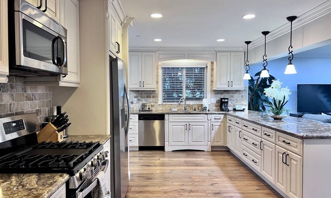 Southwest Anaheim House | 214 m² House ∙ 5 bedrooms ∙ 10 guests