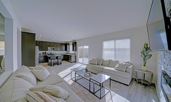 Victorville House | 214 m² House ∙ 3 bedrooms ∙ 8 guests