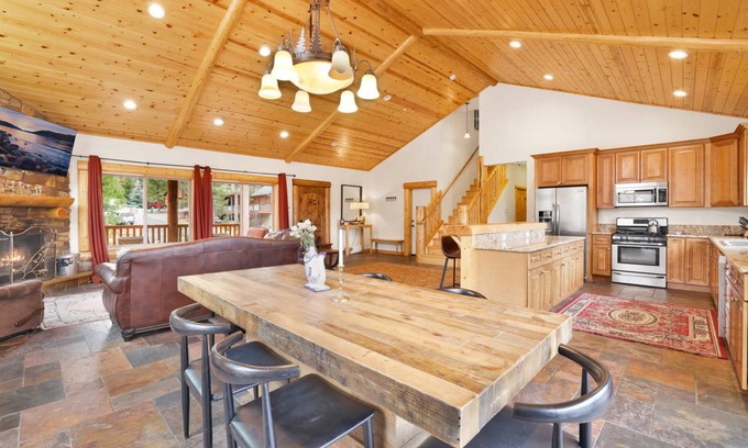 Castle Glen Estates Cabin | 223 m² Cabin ∙ 3 bedrooms ∙ 10 guests