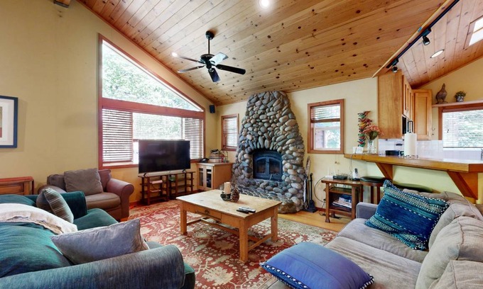Comstock Acres Cabin | 225 m² Cabin ∙ 4 bedrooms ∙ 10 guests