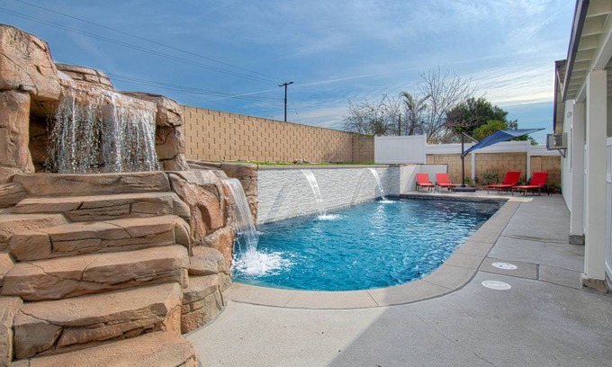 Southwest Anaheim House | 238 m² House ∙ 6 bedrooms ∙ 15 guests