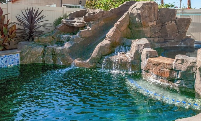 Anaheim Colony Historic District House | 246 m² House ∙ 6 bedrooms ∙ 15 guests