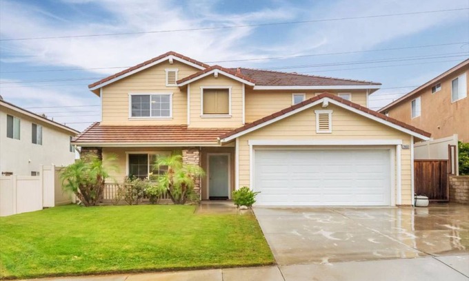 Santa Clarita House | 264 m² House ∙ 4 bedrooms ∙ 8 guests