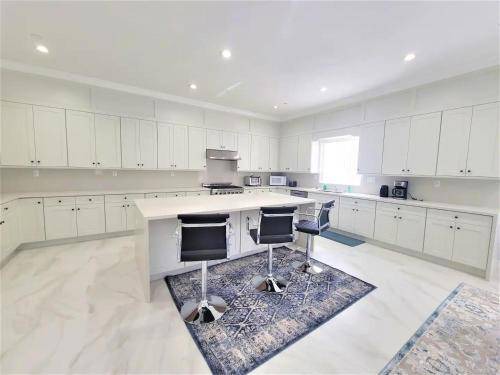 Midway City House | 279 m² House ∙ 5 bedrooms ∙ 16 guests