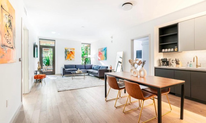 Burbank Apartment | 2BR Hollywood Luxury Condo