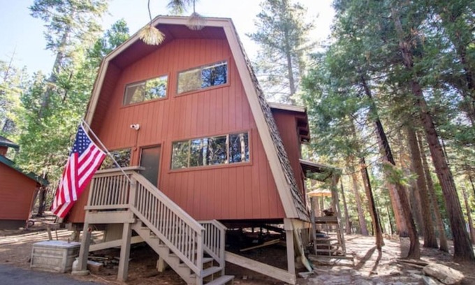 Dorrington Cabin | 3-bedroom Cabin in Big Trees Village and Seasonal Pool