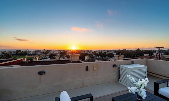 Hermosa Beach House | 3-bedroom phenomenal King in Hermosa Beach with AC, WiFi, fitness area