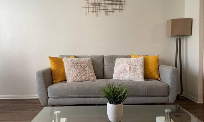 Marina del Rey Apartment | 3 km to Venice Beach Boardwalk Sleeps 6