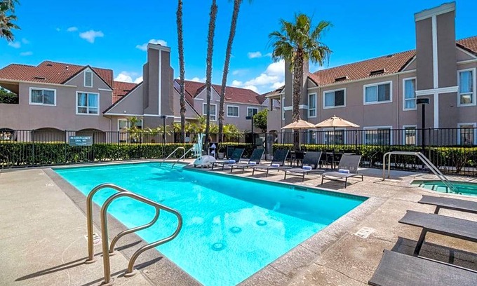 Downtown Village Hotel | 3-Star Hotel ∙ Sonesta ES Suites Huntington Beach Fountain Valley