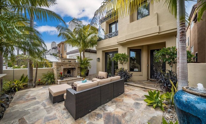 Huntington Beach House | 31+ Night Beachstay | Bikes | Fireplace | Hot Tub | Pets