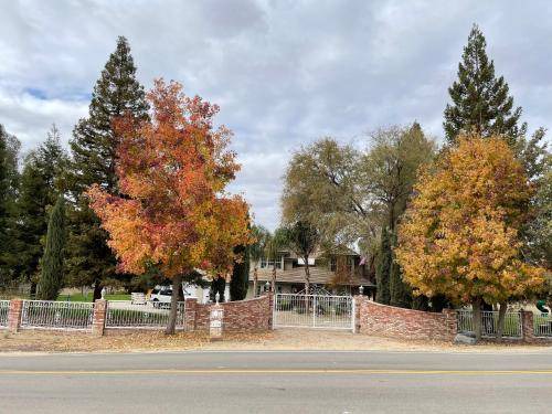 Bakersfield House | 321 m² House ∙ 5 bedrooms ∙ 12 guests