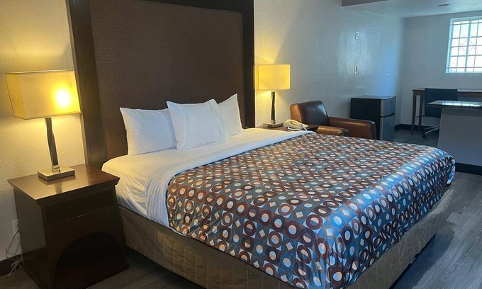 Sylmar House | 350 m² Motel ∙ 4 guests