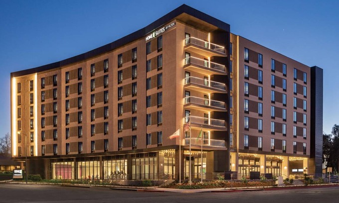 Warner Center Hotel | 358 m² Hotel ∙ 127 guests