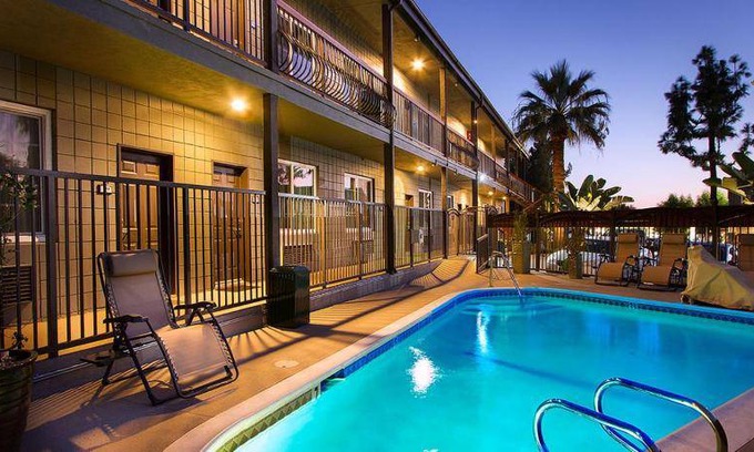 Granada Hills North Hotel | 37 m² Motel ∙ 127 guests