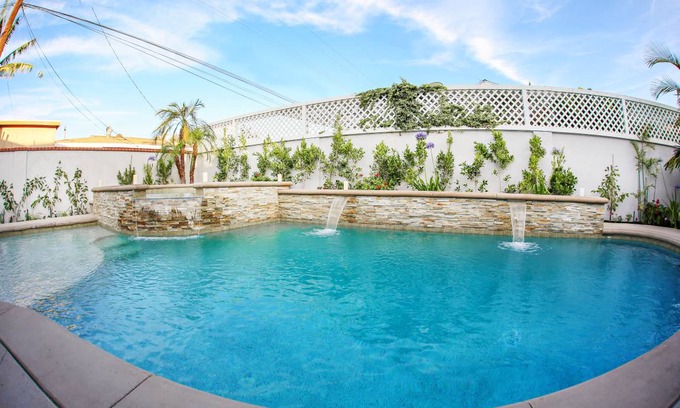 Northeast Anaheim House | 372 m² House ∙ 8 bedrooms ∙ 19 guests