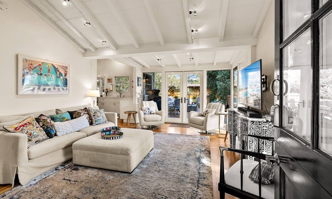 Golden Rectangle House | 3778 Sea Salt & Caramel ~ Walk to Downtown & Beach