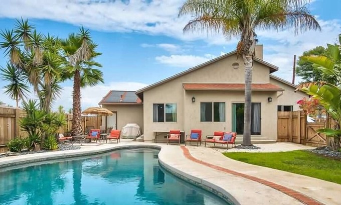 Bay Park House | ๐3BR House with Sparkling Clean Private Pool!