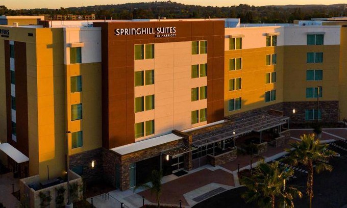 Irvine Hotel | 42 m² Hotel ∙ 127 guests