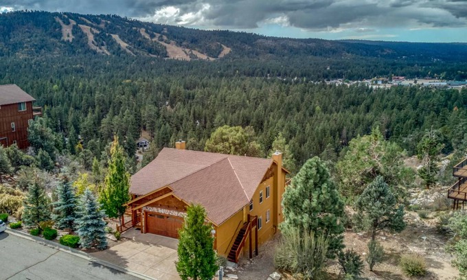 Castle Glen Estates Cabin | 466 m² Cabin ∙ 5 bedrooms ∙ 16 guests