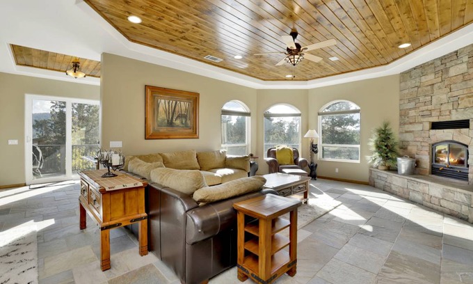 Castle Glen Estates Cabin | 487 m² Cabin ∙ 5 bedrooms ∙ 12 guests