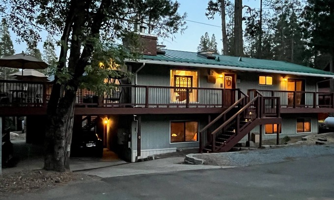 North Wawona Cabin | (48R) The Tree House II at The Redwoods In Yosemite
