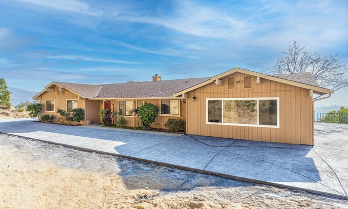 Oakhurst House | 5 Bedrooms &3 Bathrooms House spacious living room and amazing View of Oakhurst