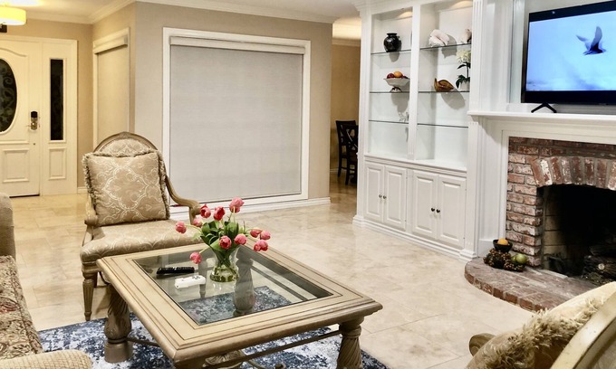 Huntington Beach House | 5 mins drive to the beach- cozy 3 bds in beautiful neighbourhood.