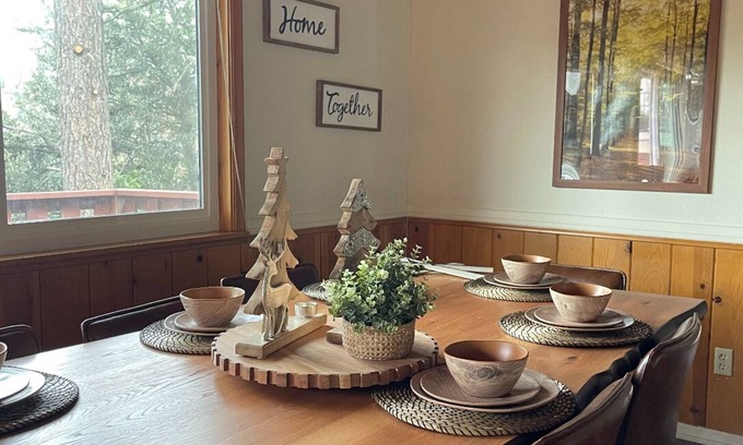 Crestline House | 5 minutes driving and 20 minutes walking distance to the Lake Gregory