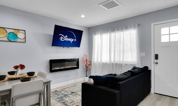 Southeast Anaheim House | 51 m² House ∙ 1 bedroom ∙ 2 guests