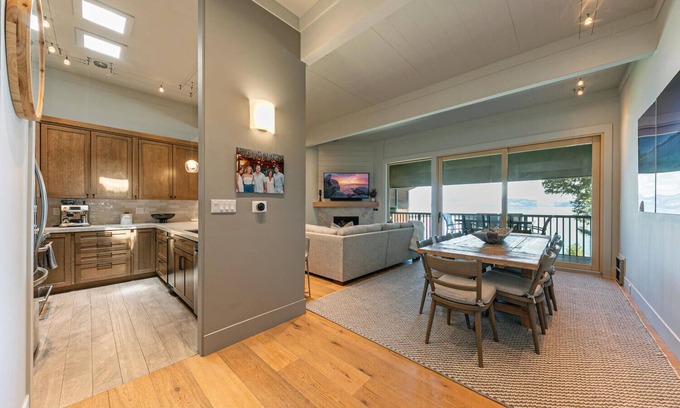 Tahoe Tavern House | 6-8 Miles to Palisades|Alpine|Homewood|Walk to TC