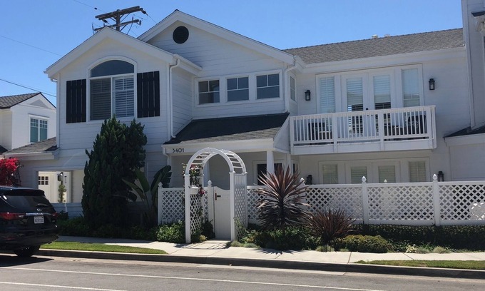 Corona del Mar House | 6 Blks from beach. Walking distance to restaurants, shops. Excellent location!