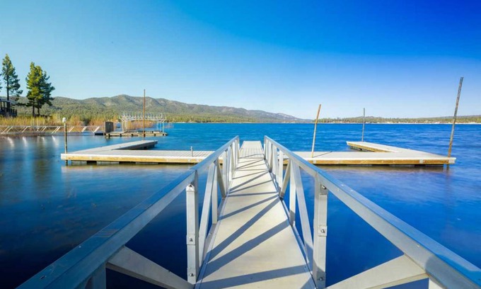 Big Bear Lake Cabin | 641 m² Cabin ∙ 19 bedrooms ∙ 63 guests