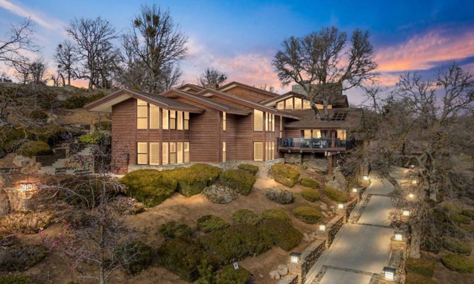 Stallion Springs House | 687 m² House ∙ 5 bedrooms ∙ 16 guests