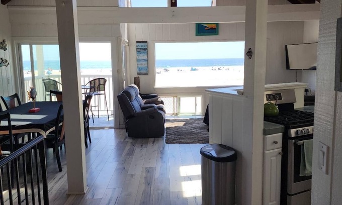 Santa Ana Heights House | 7-bedroom beachfront house in amazing Newport Beach