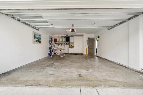 Balboa Peninsula House | 7 Bedroom Oceanfront Triplex Building