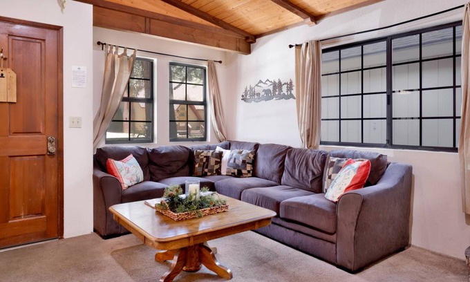 Summit Estates Cabin | 76 m² Cabin ∙ 2 bedrooms ∙ 4 guests