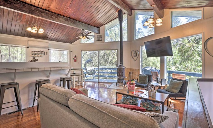 Crestline House | 85 m² House ∙ 2 bedrooms ∙ 7 guests