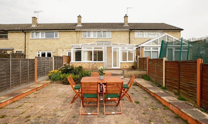 Stevenage Apartment | 850 m² Apartment ∙ 3 bedrooms ∙ 8 guests
