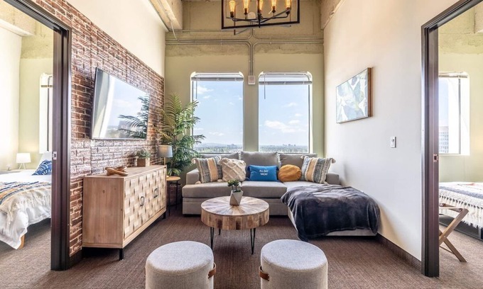 Santa Ana Apartment | 907 · Unmatched Views | 2BD+Den | 6Mi to Disney | W/D