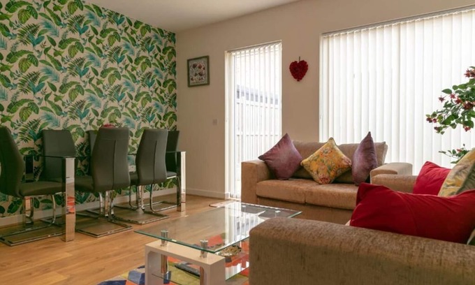 Trumpington House | Addenbrookes Townhouse with Parking and sleeps 6 ; 5 mins to Papworth hospital
