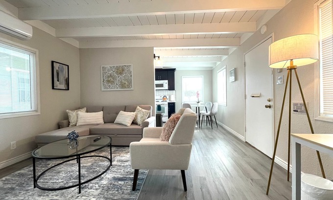 North Long Beach House | ★ADMIRABLE 1B1B REVAMPED HOME IN LONG BEACH★
