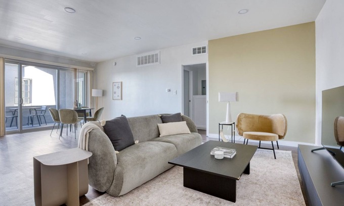Hollywood Hills Apartment | Airy Hollywood 1BR w/Pool, W/D & Gym, nr Metro, by Blueground