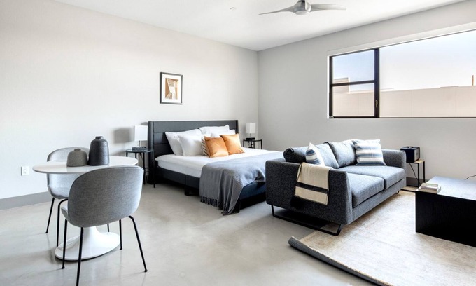 Mid-Wilshire Apartment | Airy Mid-Wilshire 1BR w/ Pool + Gym + Spa, near to S La Brea, by Blueground